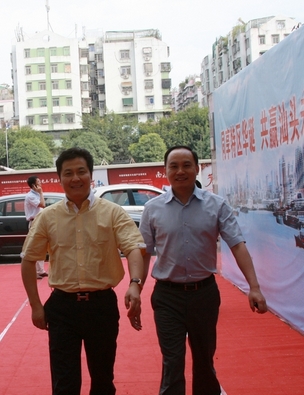 潮星控股集团董事长张汉龙、中国侨联副主席朱奕龙共同出席汕头特区文艺晚会